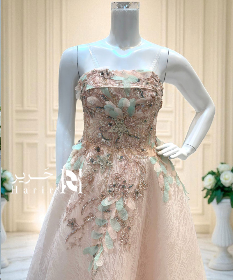 فستان سهرة وردي فاتح بتطريز أوراق وزهور بلون النعناع