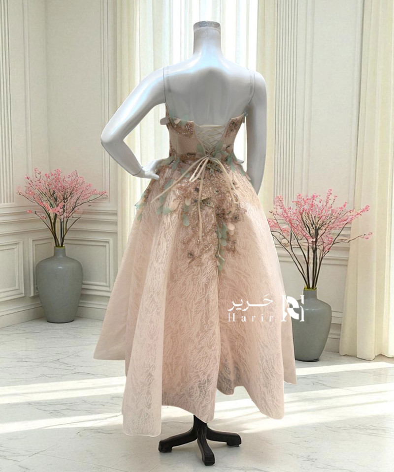 فستان سهرة وردي فاتح بتطريز أوراق وزهور بلون النعناع