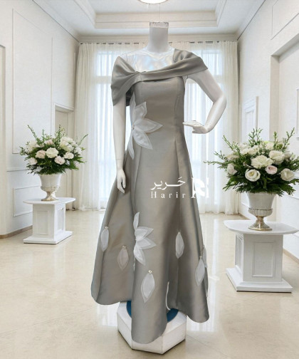 فستان سهرة رمادي مطفأ مع ورود ناعمة بيضاء 