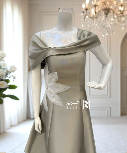 فستان سهرة رمادي مطفأ مع ورود ناعمة بيضاء 