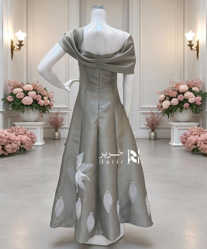 فستان سهرة رمادي مطفأ مع ورود ناعمة بيضاء