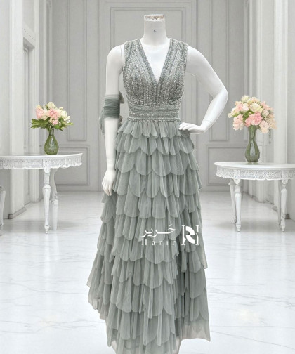 فستان سهرة بلون رمادي  مزين بالترتر وكسرات ناعمة