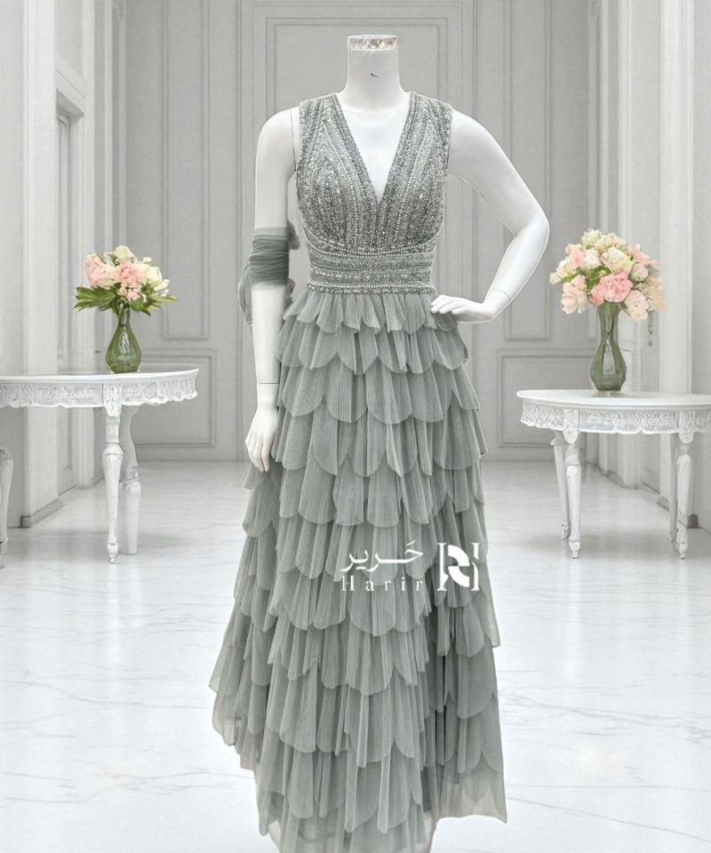 فستان سهرة بلون رمادي  مزين بالترتر وكسرات ناعمة