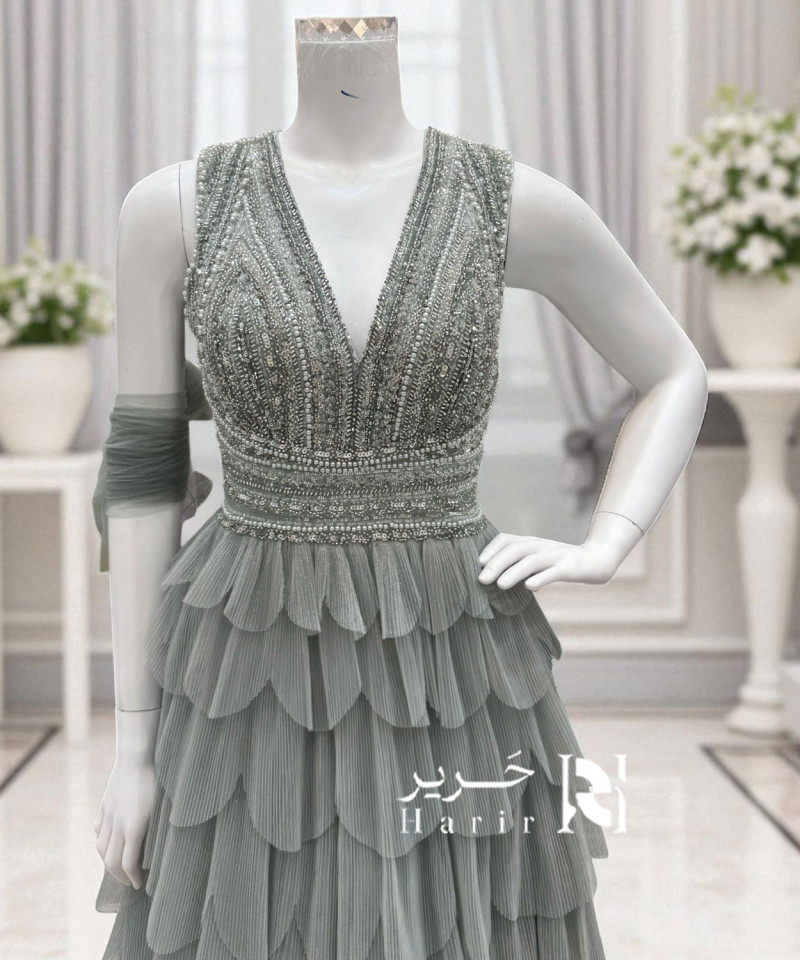 فستان سهرة بلون رمادي  مزين بالترتر وكسرات ناعمة