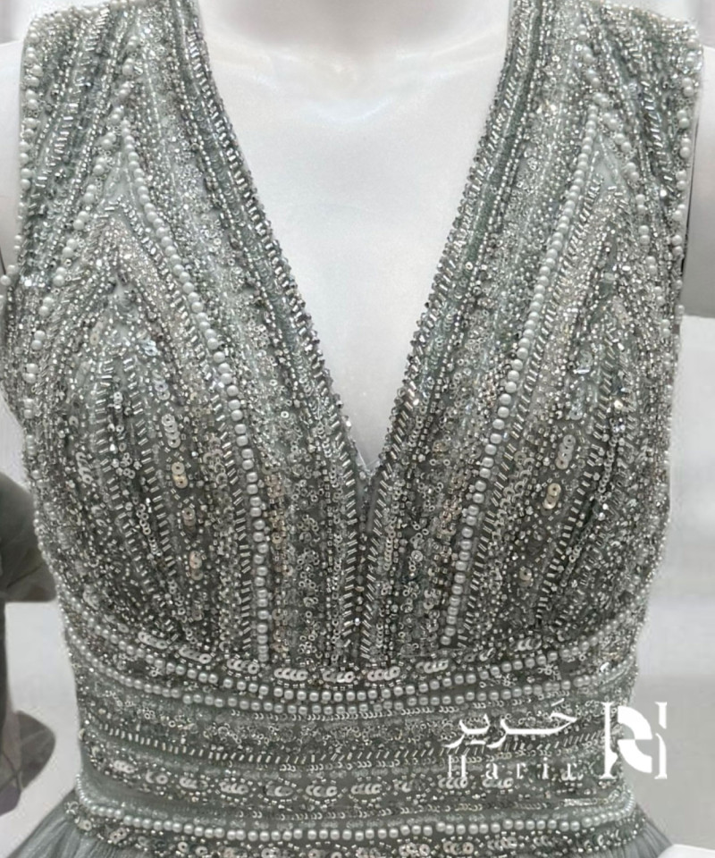 فستان سهرة بلون رمادي  مزين بالترتر وكسرات ناعمة