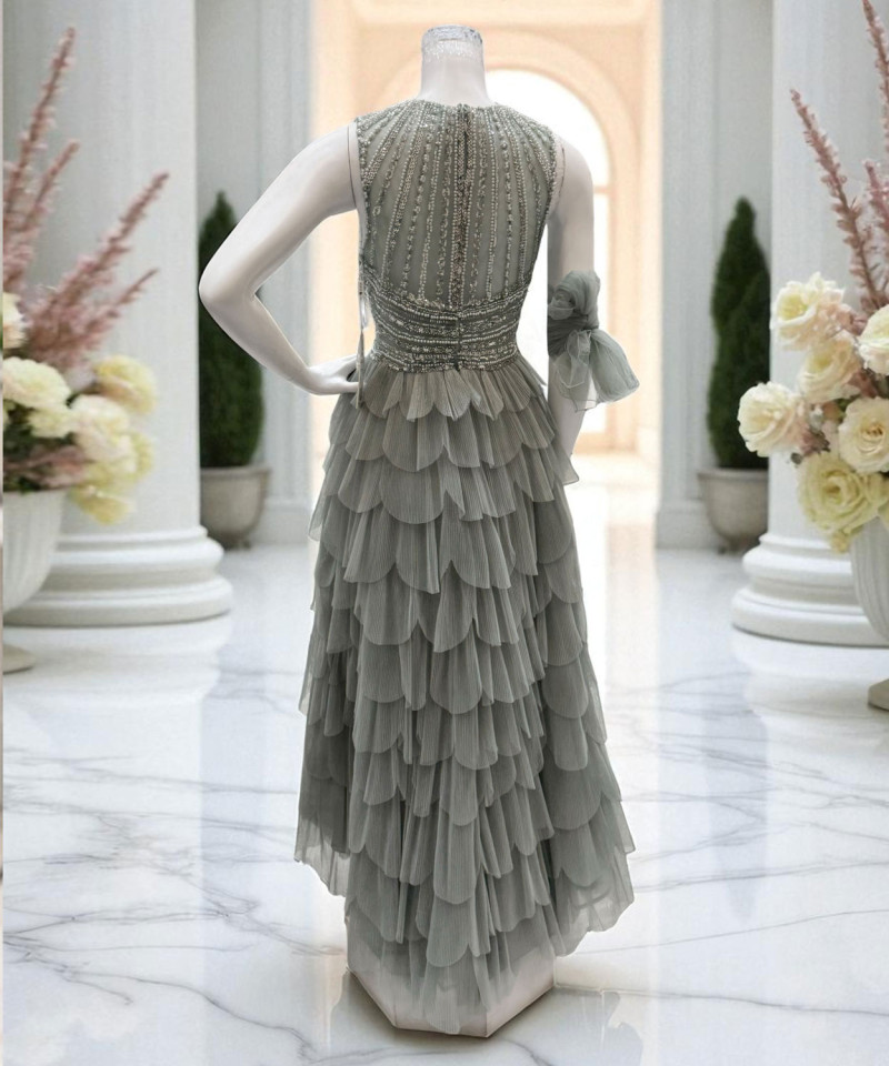 فستان سهرة بلون رمادي  مزين بالترتر وكسرات ناعمة