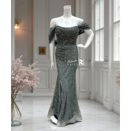 فستان سهرة أخضر غامق مطرّز بترتر فاخر وكتف ساقط