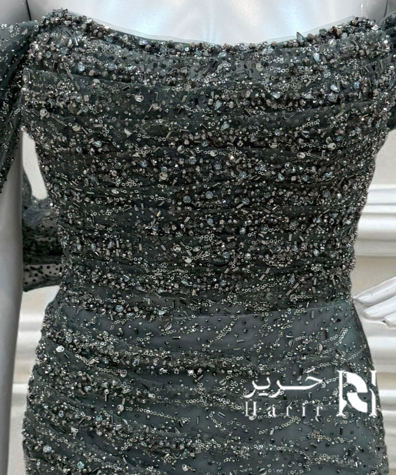 فستان سهرة أخضر غامق مطرّز بترتر فاخر وكتف ساقط