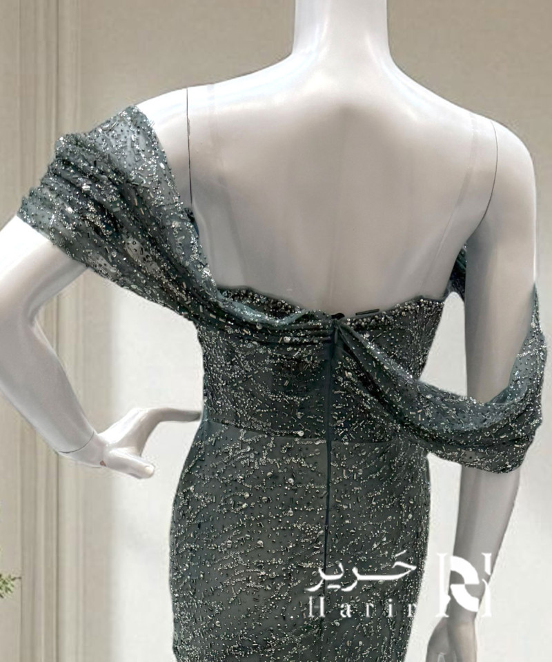 فستان سهرة أخضر غامق مطرّز بترتر فاخر وكتف ساقط