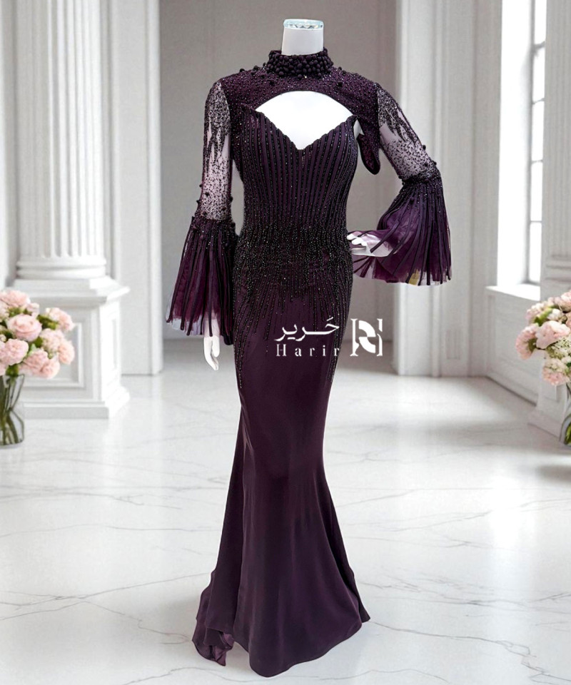 فستان سهرة بلون بنفسجي داكن بتصميم ملكي جذاب