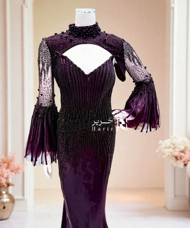 فستان سهرة بلون بنفسجي داكن بتصميم ملكي جذاب