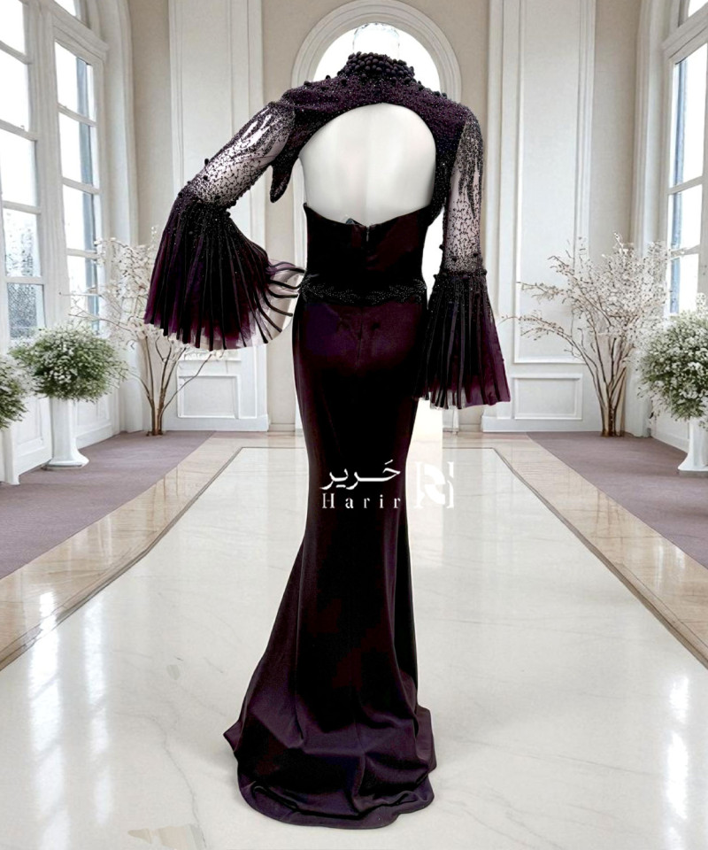 فستان سهرة بلون بنفسجي داكن بتصميم ملكي جذاب