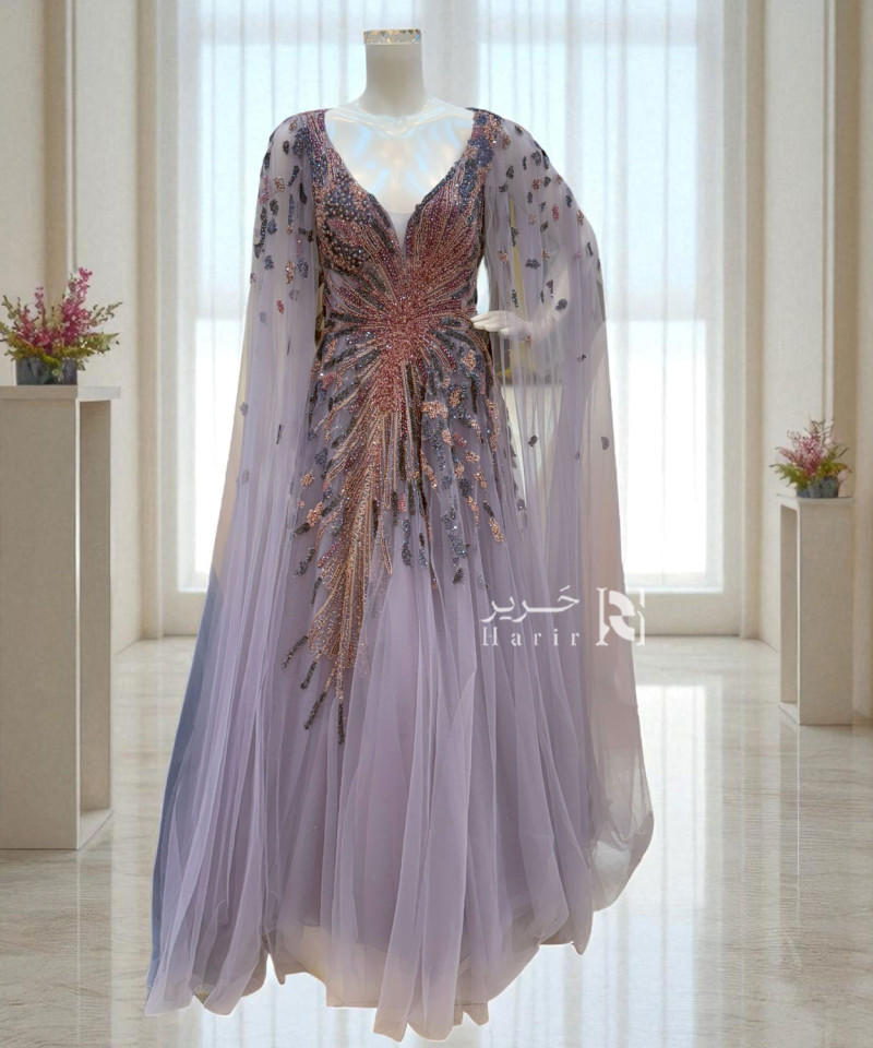 فستان سهرة بنفسجي ناعم بكمّين شفافين وتطريز فاخر