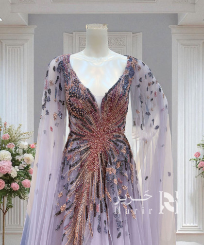 فستان سهرة بنفسجي ناعم بكمّين شفافين وتطريز فاخر