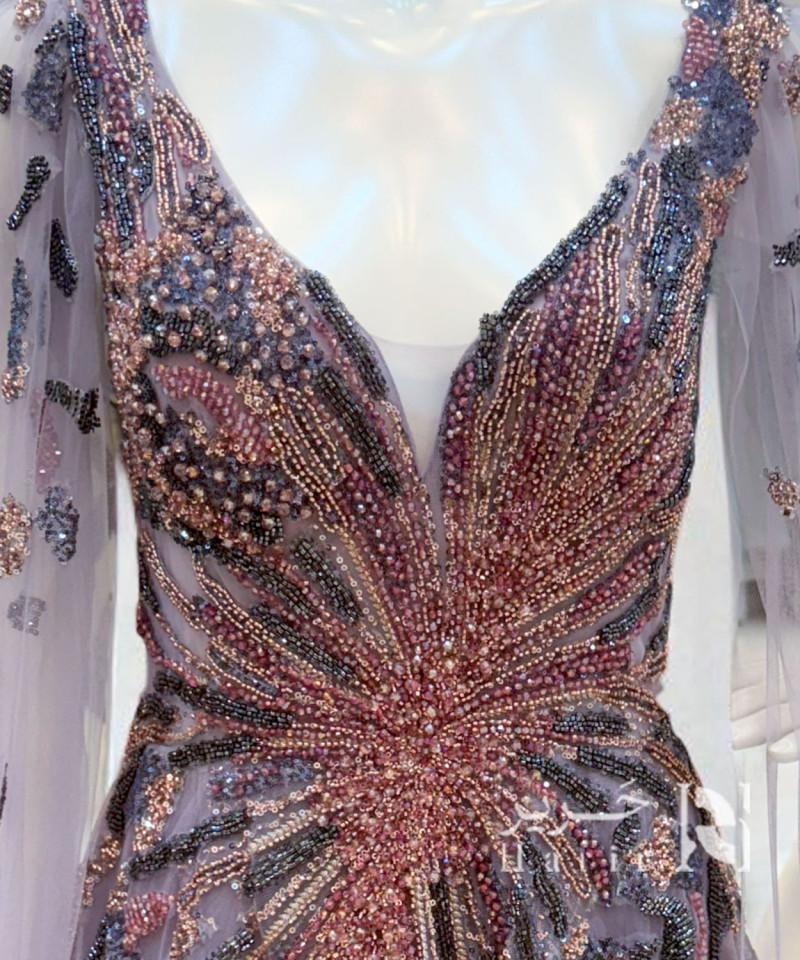 فستان سهرة بنفسجي ناعم بكمّين شفافين وتطريز فاخر