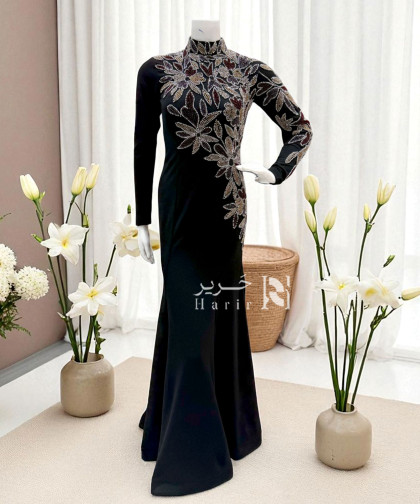 فستان سهرة أسود فاخر مطرّز بزينة ورود لامعة