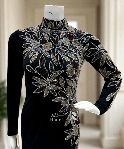 فستان سهرة أسود فاخر مطرّز بزينة ورود لامعة