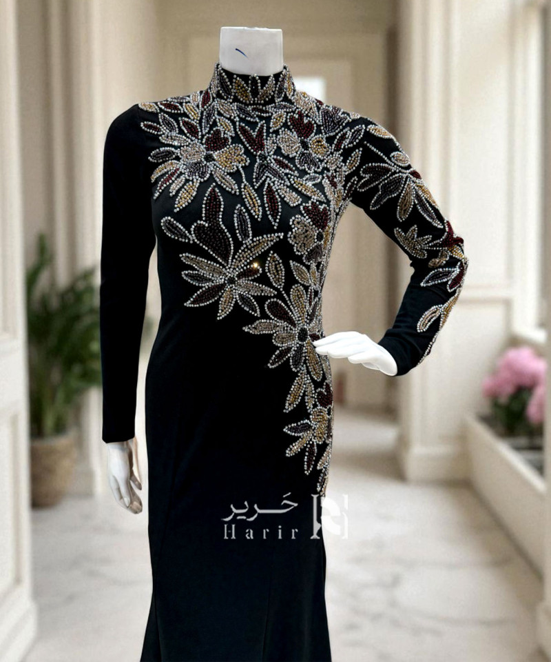 فستان سهرة أسود فاخر مطرّز بزينة ورود لامعة