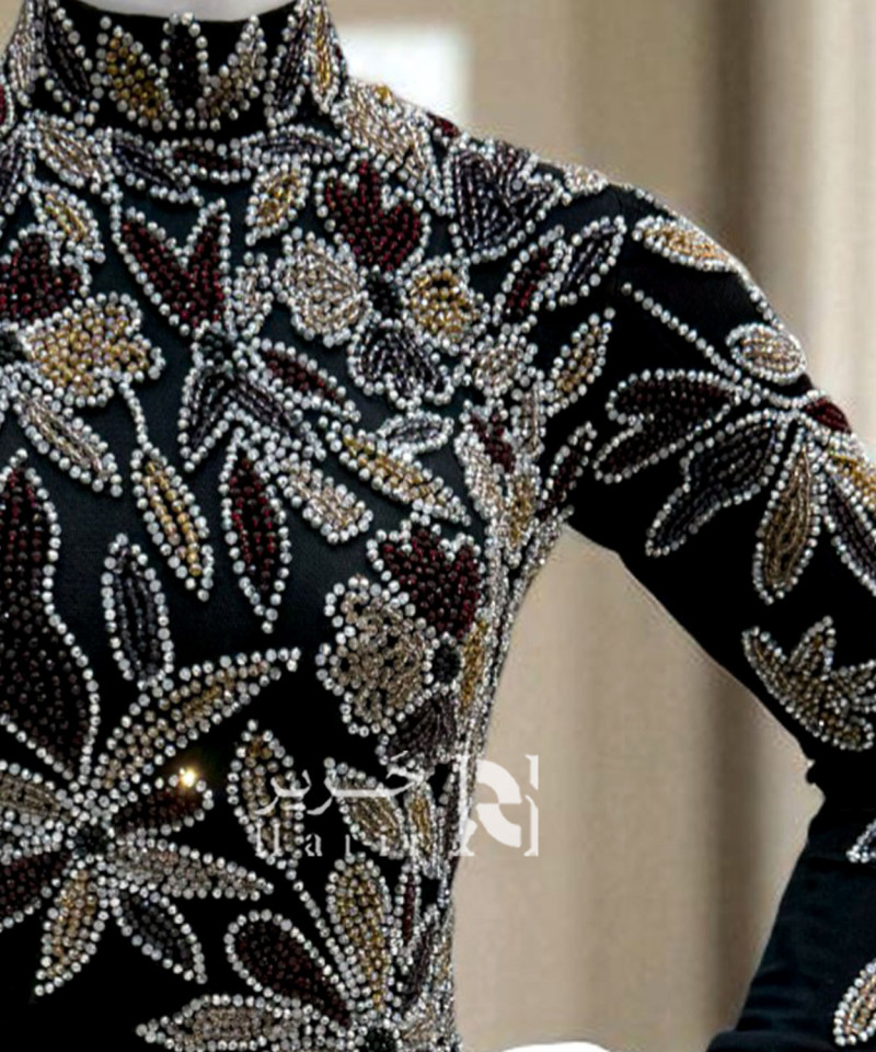 فستان سهرة أسود فاخر مطرّز بزينة ورود لامعة