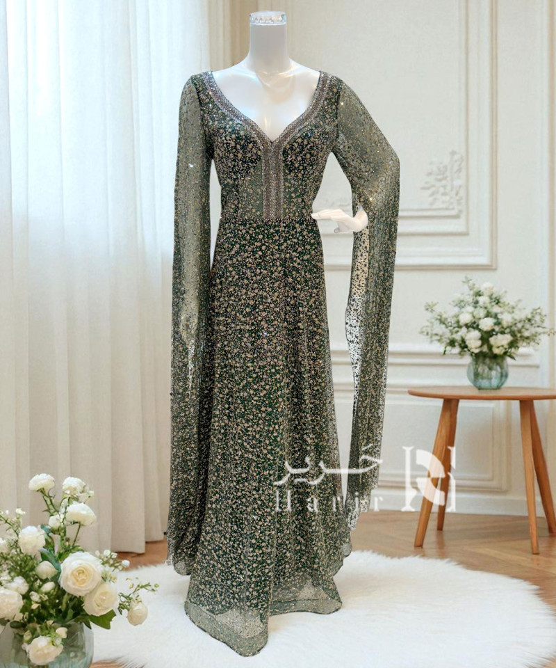 فستان سهرة زيتي بترتر لامع وقصة جذابة