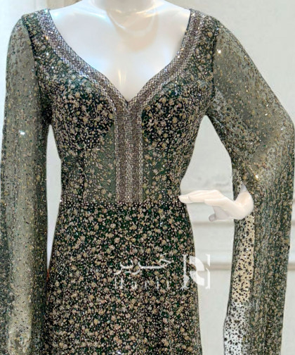 فستان سهرة زيتي بترتر لامع وقصة جذابة