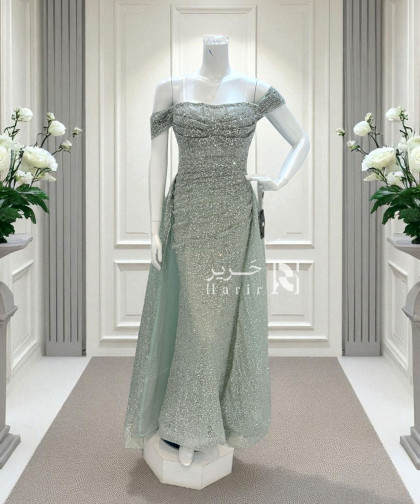 فستان سهرة أخضر مائل للرمادي مطرّز بالكامل بلمعة ناعمة وقصة أوف شولدر فاخرة