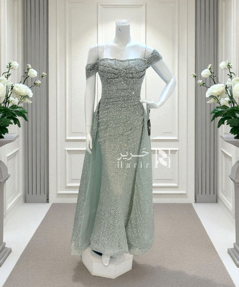 فستان سهرة أخضر مائل للرمادي مطرّز بالكامل بلمعة ناعمة وقصة أوف شولدر فاخرة