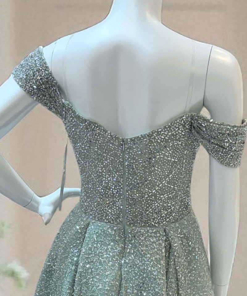 فستان سهرة أخضر مائل للرمادي مطرّز بالكامل بلمعة ناعمة وقصة أوف شولدر فاخرة