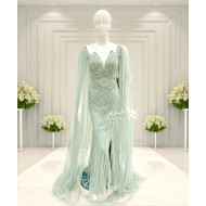 فستان سهرة أخضر فاتح بتطريز فاخر وأكمام منسدلة