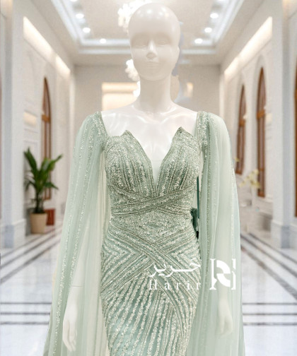 فستان سهرة أخضر فاتح بتطريز فاخر وأكمام منسدلة