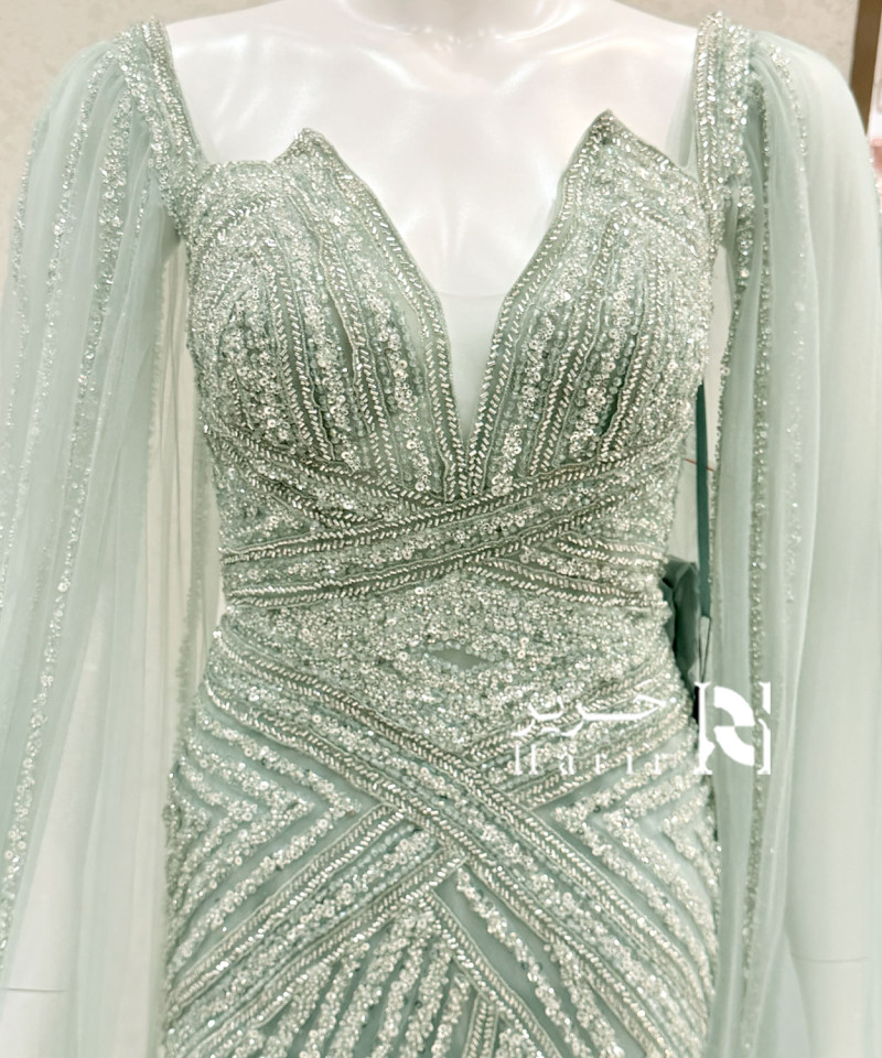 فستان سهرة أخضر فاتح بتطريز فاخر وأكمام منسدلة