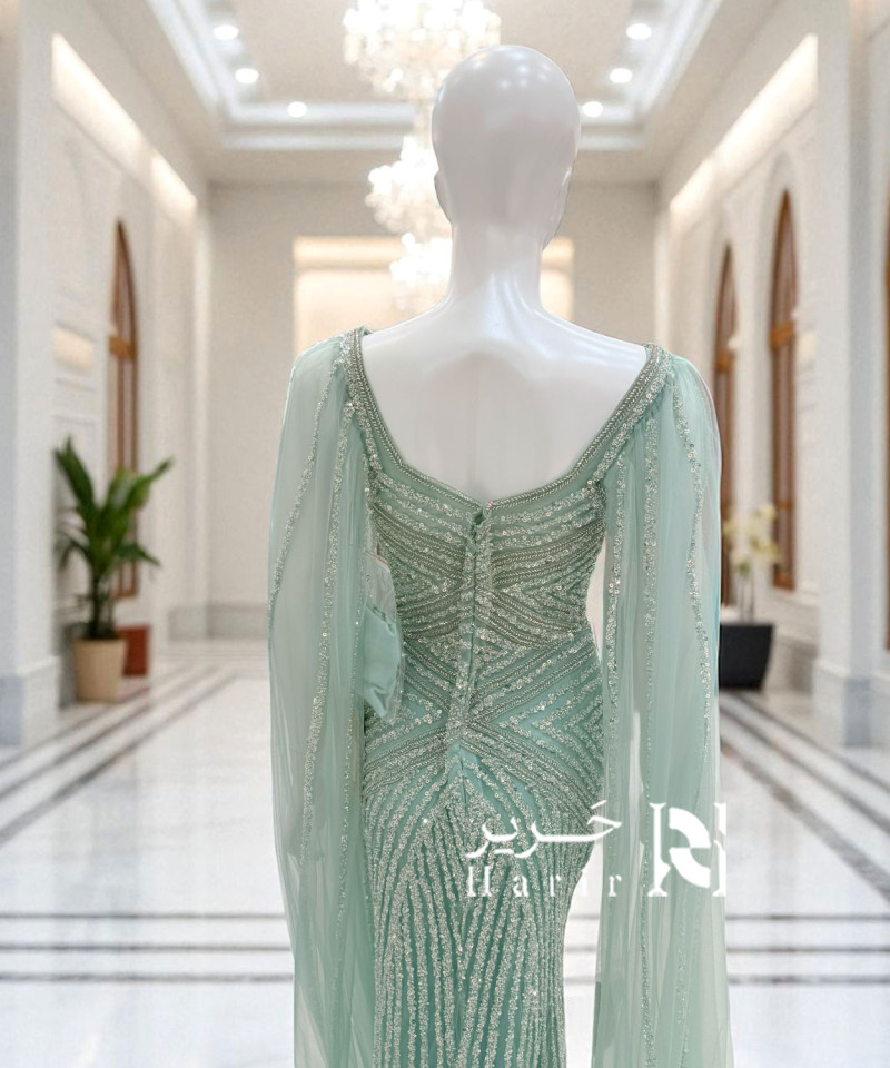 فستان سهرة أخضر فاتح بتطريز فاخر وأكمام منسدلة