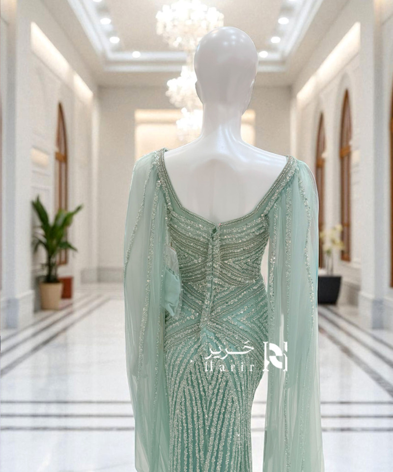 فستان سهرة أخضر فاتح بتطريز فاخر وأكمام منسدلة