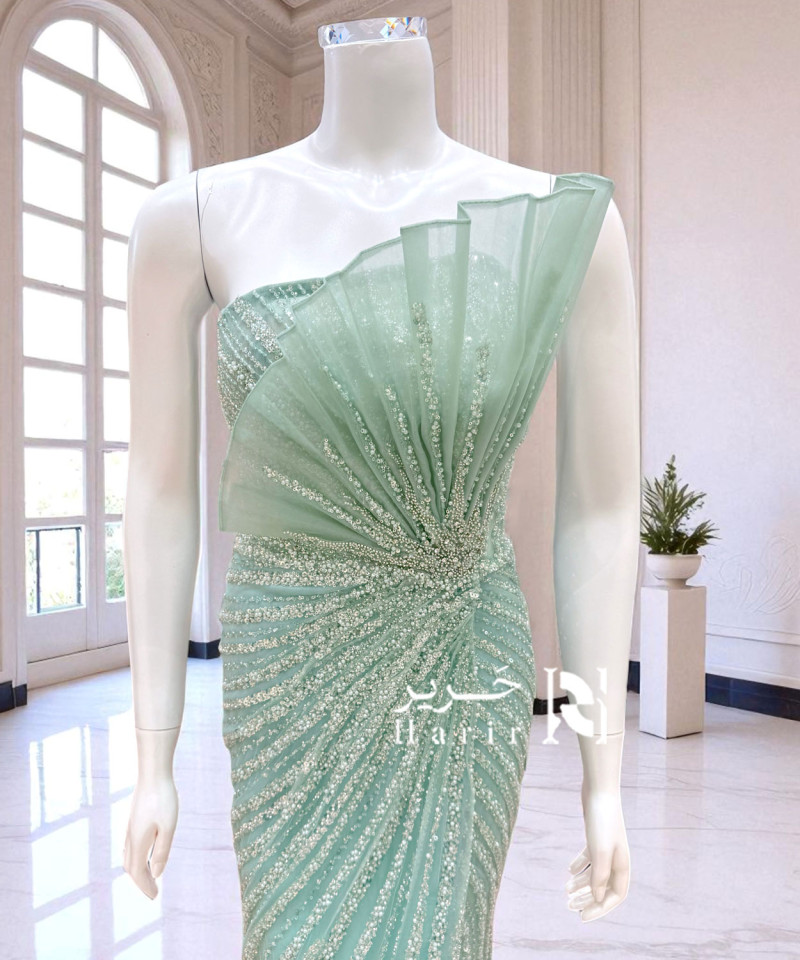 فستان سهرة أخضر فاتح بكشكشة تول وتطريز لامع يدوي