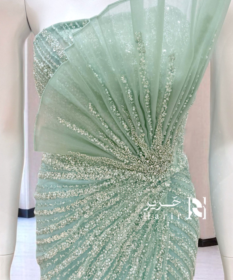 فستان سهرة أخضر فاتح بكشكشة تول وتطريز لامع يدوي