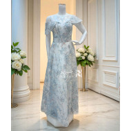  فستان سهرة أزرق فاتح بطبعات زهرية وتطريز ناعم