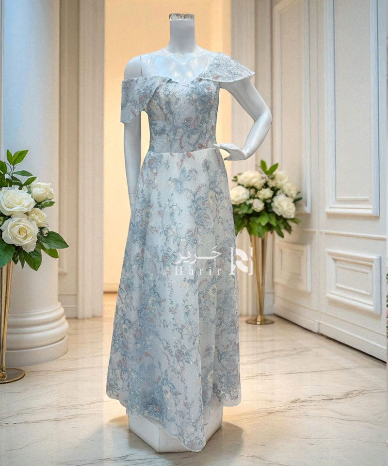 فستان سهرة أزرق فاتح بطبعات زهرية وتطريز ناعم