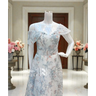  فستان سهرة أزرق فاتح بطبعات زهرية وتطريز ناعم