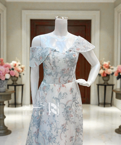  فستان سهرة أزرق فاتح بطبعات زهرية وتطريز ناعم