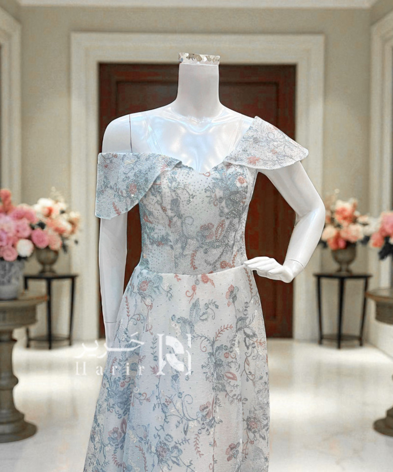 فستان سهرة أزرق فاتح بطبعات زهرية وتطريز ناعم