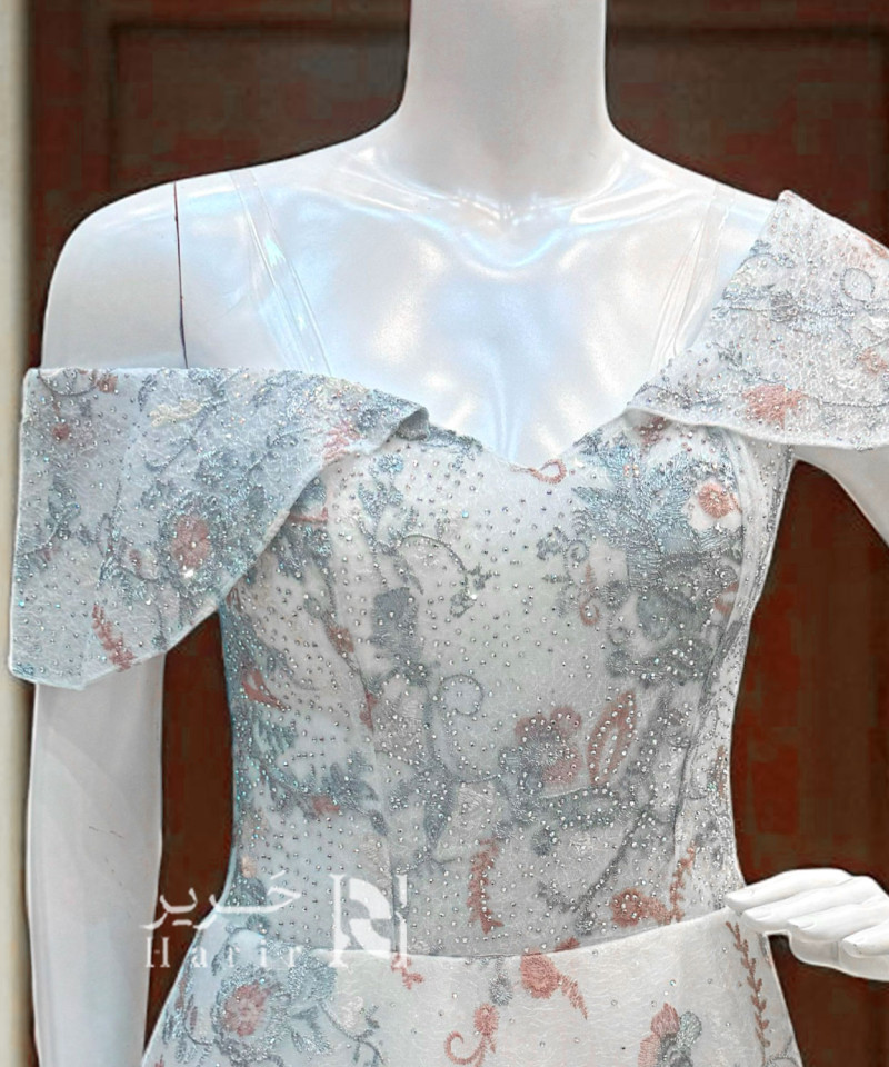 فستان سهرة أزرق فاتح بطبعات زهرية وتطريز ناعم