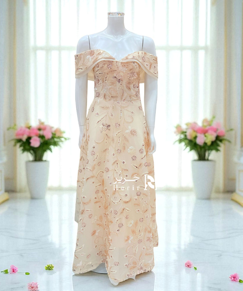 فستان سهرة بيج مطرّز بأكتاف ساقطة ورباط خلفي
