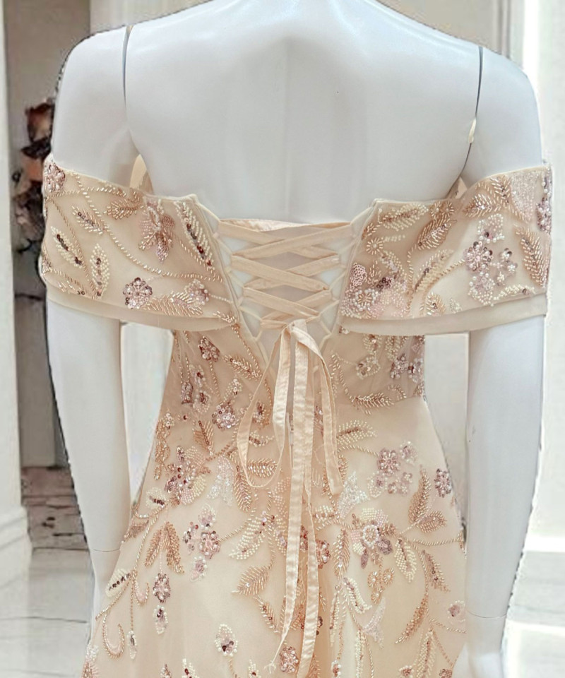فستان سهرة بيج مطرّز بأكتاف ساقطة ورباط خلفي