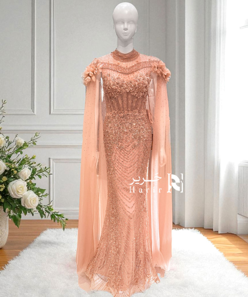 فستان سهرة مشمشي فاخر بتطريز لامع وكاب طويل مزين بالورود