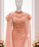 فستان سهرة مشمشي فاخر بتطريز لامع وكاب طويل مزين بالورود