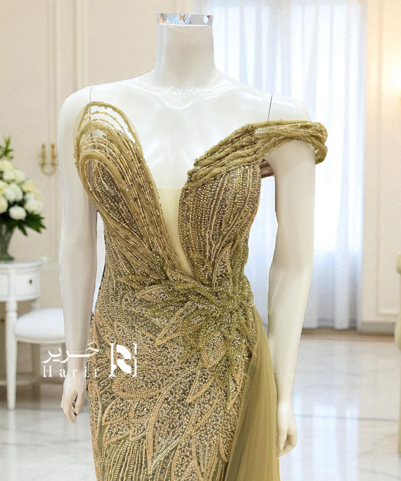 فستان سهرة ذهبي بتطريز فاخر وشيفون شفاف