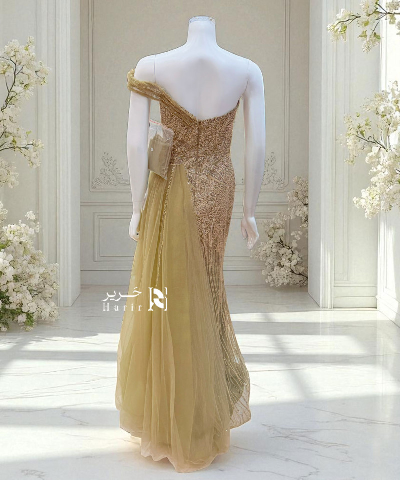 فستان سهرة ذهبي بتطريز فاخر وشيفون شفاف