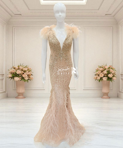 فستان سهرة بيج مطرّز بالكامل بتفاصيل ريش فاخرة