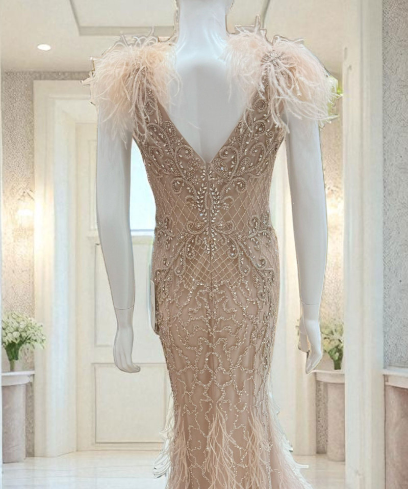 فستان سهرة بيج مطرّز بالكامل بتفاصيل ريش فاخرة