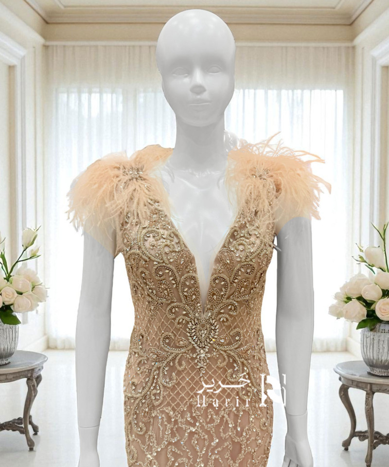 فستان سهرة بيج مطرّز بالكامل بتفاصيل ريش فاخرة